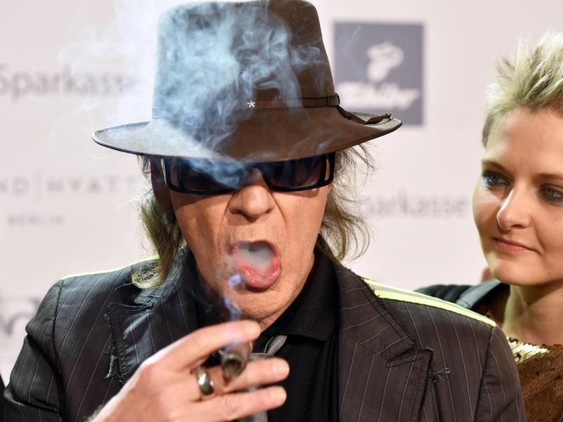 Hinter Udo Lindenberg steht seine Freundin Tine Acke. Foto: Jens Kalaene
