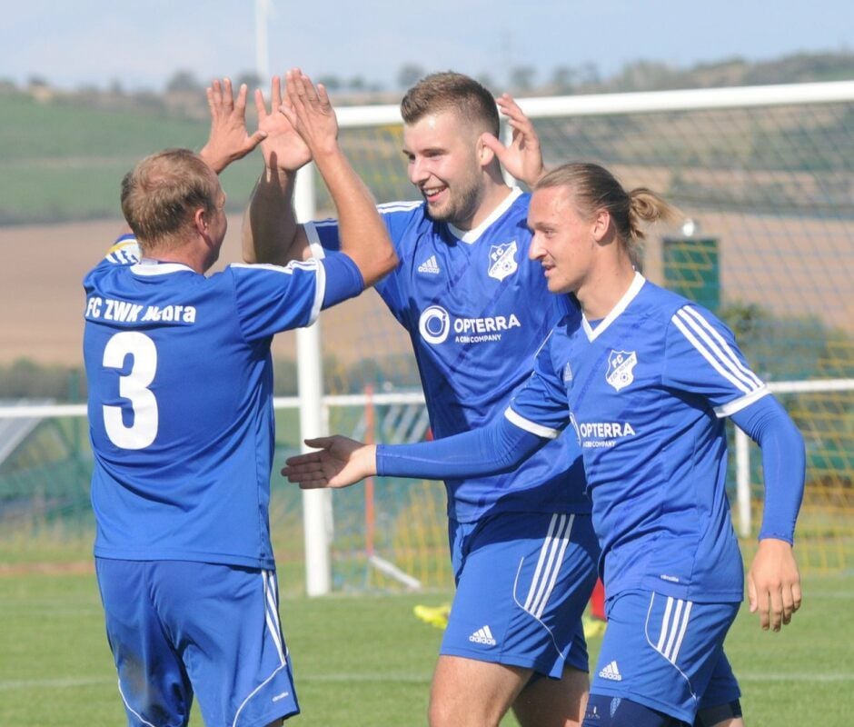Kann der Nebraer Halbfinal-Torschütze Lukas Poweleit (Mitte), hier mit Kapitän Markus Konieczny (l.) und Hannes Sander, auch im Burgenlandpokal-Endspiel am Sonntag in Zeitz jubeln?