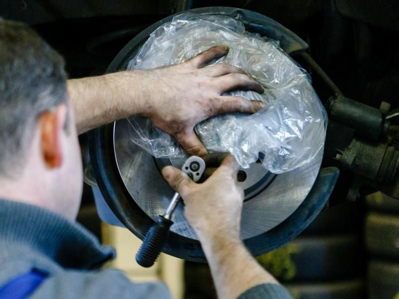 Schmutziges Handwerk: Um nach dem Schrauben die Finger wieder sauber zu bekommen, eignen sich Handwaschpasten, die schon für kleines Geld zu bekommen sind. Foto: Markus Scholz/dpa-tmn