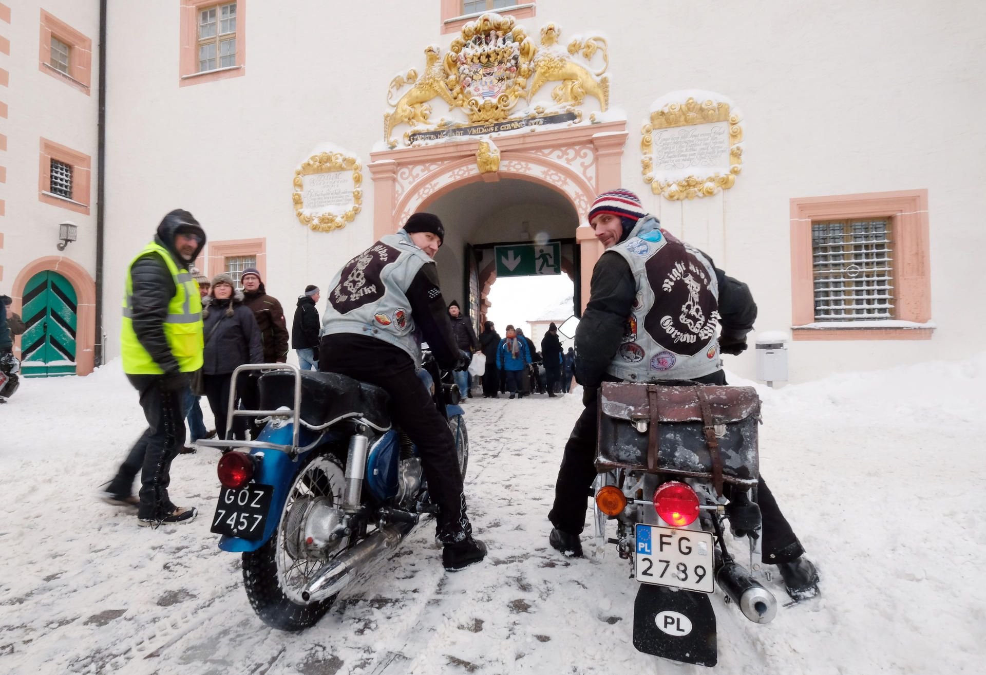 Polnische Teilnehmer des Wintertreffens fahren am über den Hof von Schloss Augustusburg (Sachsen).