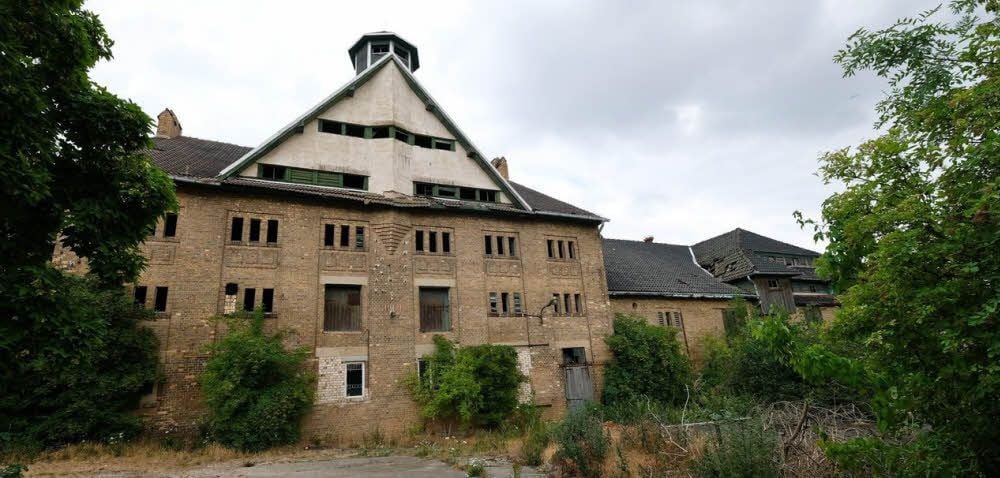 Diese Aufnahme aus dem Juli 2018 zeigt die Würdenburg, als sie noch stand. Laut Eigentümer und Behörden soll das Schloss nicht zu retten gewesen sein.