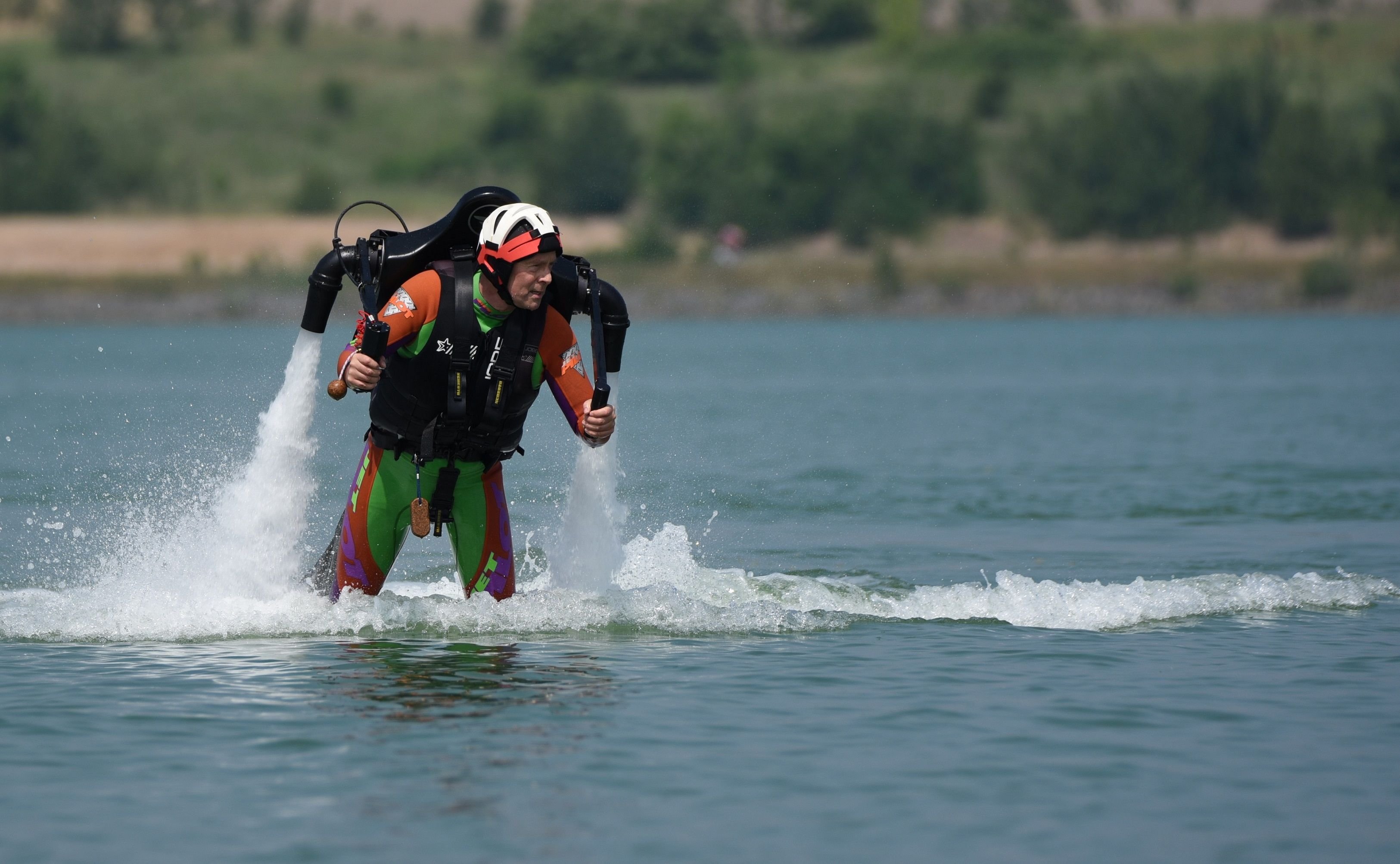 In den ersten Momenten etwas wacklig, hatte auch MZ-Autor Carsten Heinke schnell den Bogen raus und genoss - frei nach James Bond - den Flug mit der Wasserrakete über den Störmthaler See.
