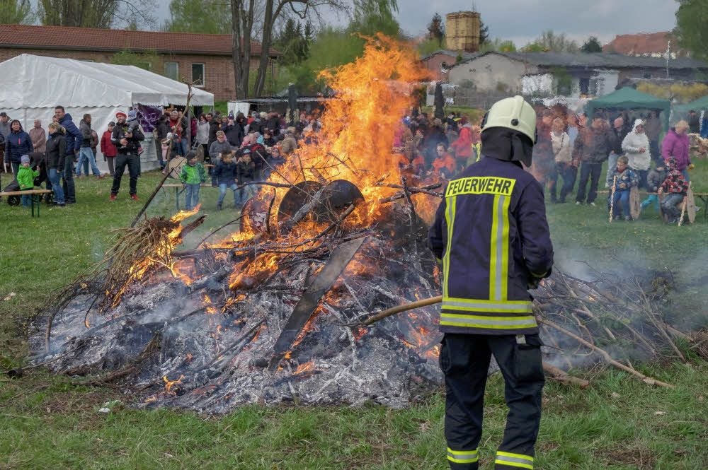 Blick zurück: Auf dem alten Sportplatz in Theißen loderte im vergangenen Jahr am Ostersamstag das Osterfeuer.
