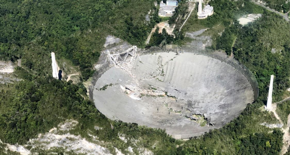 Dieses von Aeromed zur Verfügung gestellte Foto zeigt das eingestürzte Radioteleskop. Das einst weltgrößte Radioteleskop in Puerto Rico ist in sich zusammengefallen.