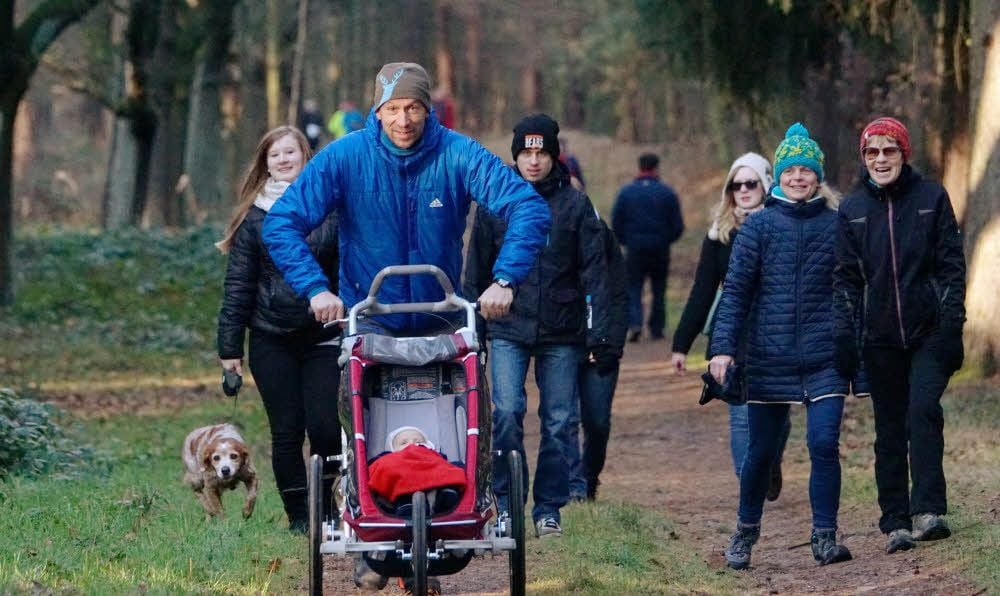 Mit Kind und Hund kommen die Quedlinburger, vorn Kai Quandt und rechts Ulrike Kunze und Dörte Göde, nicht nur zum Joggen.