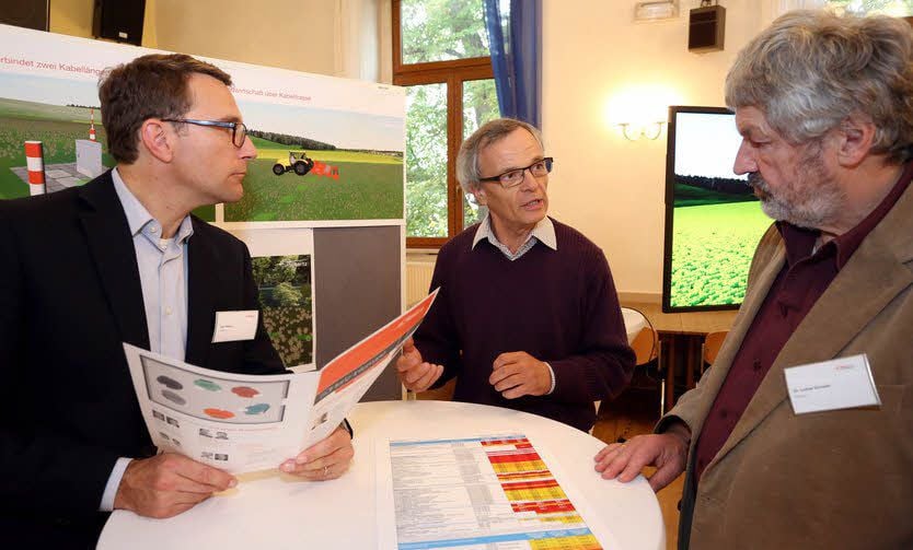 50Hertz-Sprecher Axel Happe (li.) und Lothar Grosser (re.) von 50Hertz im Gespräch mit Edgar Grund vom Bauernverband Sachsen-Anhalt.