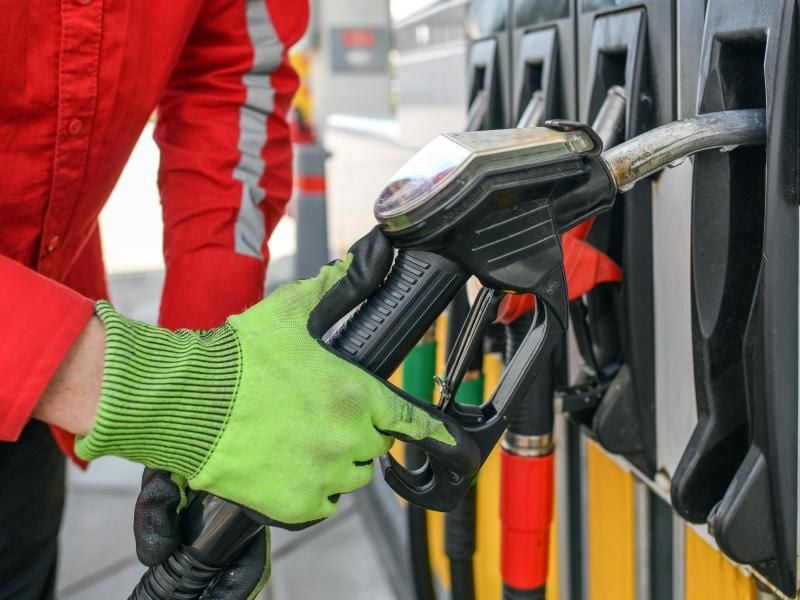 Benzin und Diesel sind 17 und 22 Prozent teurer geworden in den vergangenen zehn Jahren. Foto: Patrick Pleul