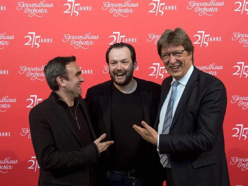 Der zukünftige Gewandhauskomponist Jörg Widmann (v.l.), der designierte Gewandhauskapellmeister Andris Nelsons und Gewandhausdirektor Andreas Schulz in Leipzig. Foto: Hendrik Schmidt