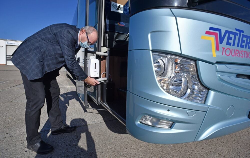 Der technische Betriebsleiter Hans-Carsten Trabhardt prüft den Hygienespender.