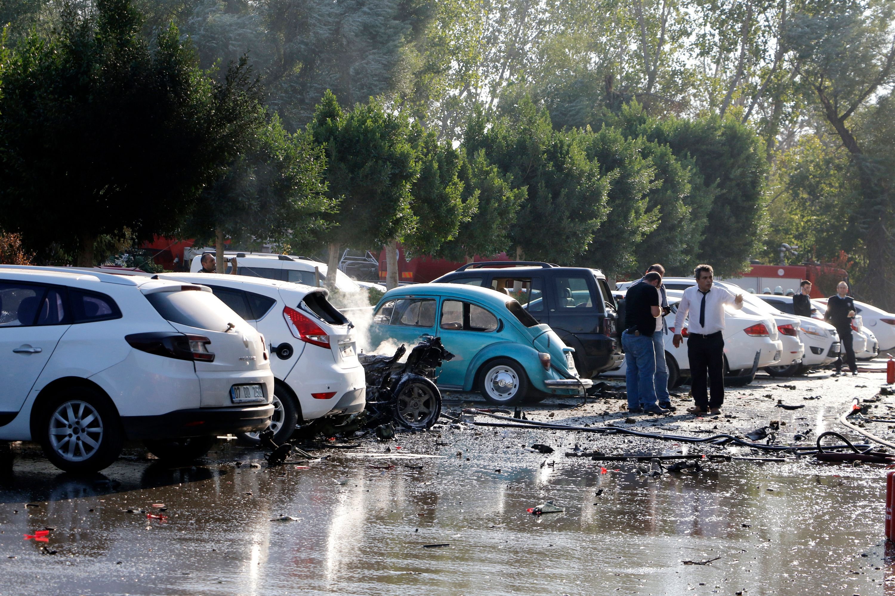 Zerstörte Fahrzeuge nach dem Anschlag auf dem Parkplatz in Antalya.