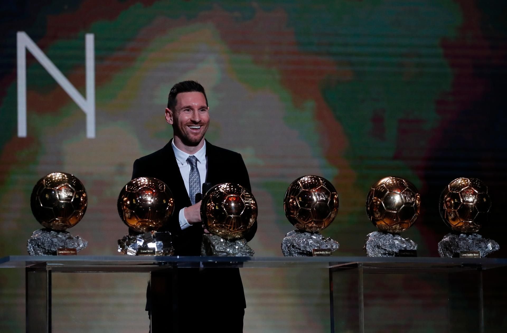 Lionel Messi argentinischer Fußballspieler beim FC Barcelona, steht am Montag hinter seinen sechs Trophäen während der Verleihung des Ballon d'Or im Grand Palais.