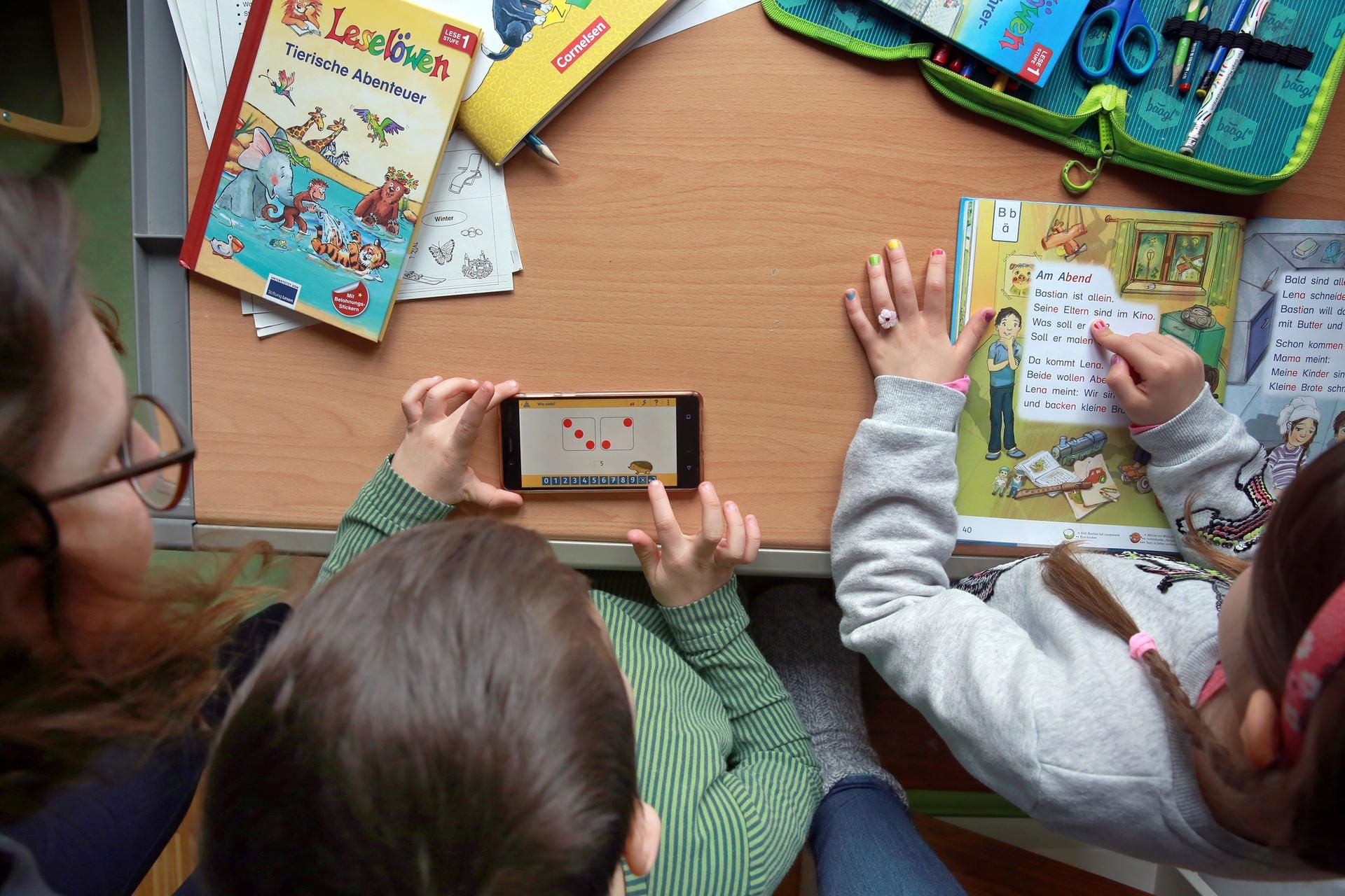 Wer wegen der Kinderbetreuung aktuell Verdienstausfälle hat, kann unter Umständen eine Entschädigung dafür bekommen.