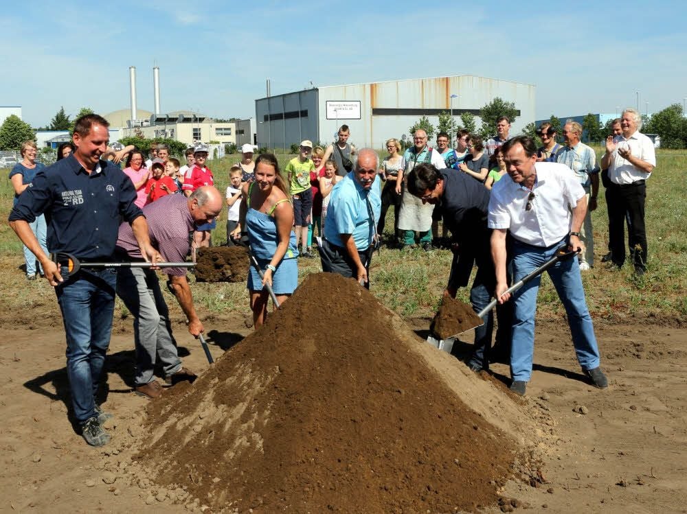 Nicht einer allein, sondern sechs Spaten kamen zum Baustart der neuen Förderschule im Jessener Gewerbegebiet zum Einsatz.