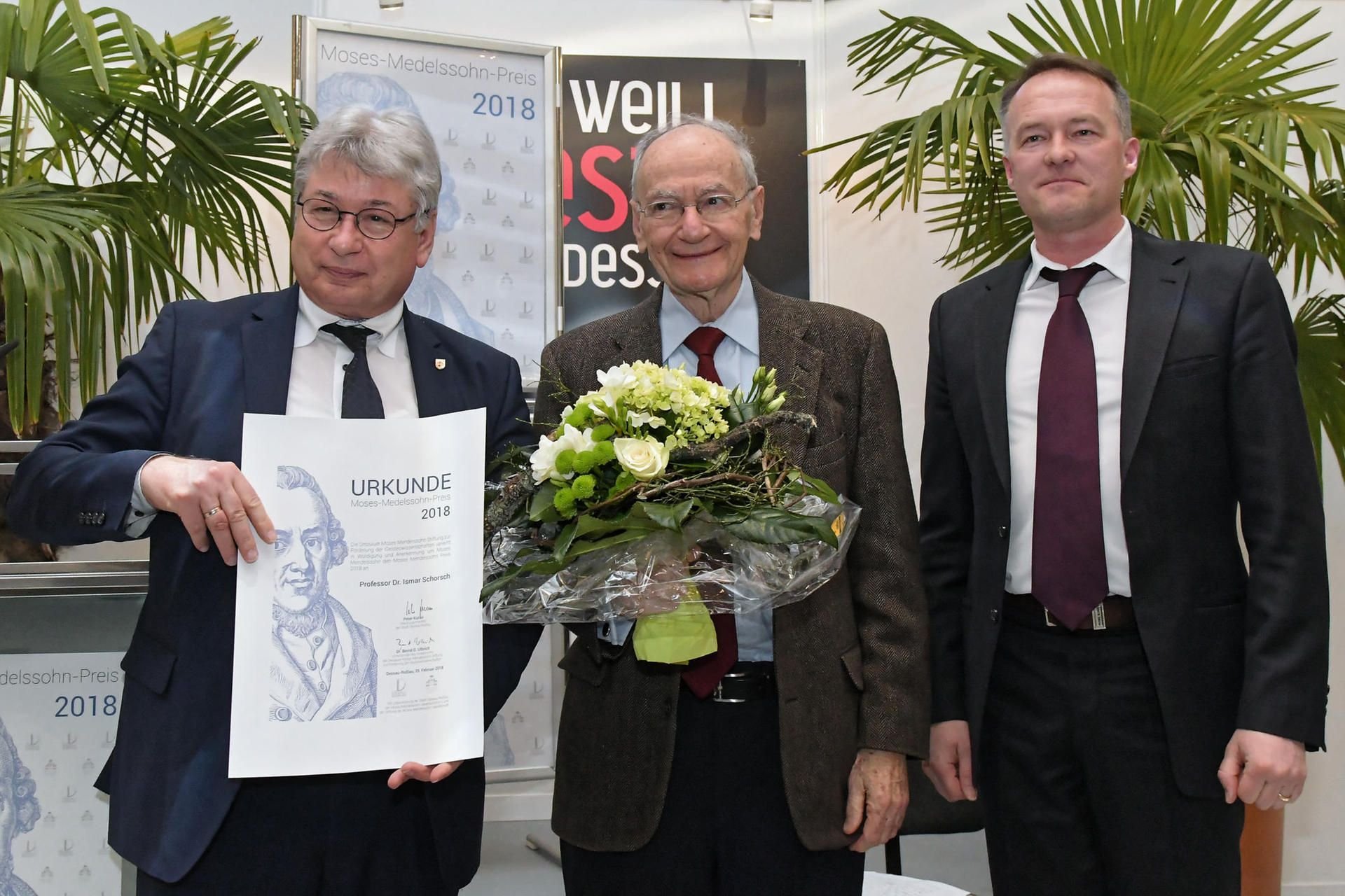 Oberbürgermeister Peter Kuras, Mendelssohn-Preis-Gewinner Ismar Schorsch und Laudator Cord-Friedrich Berghahn (von links).