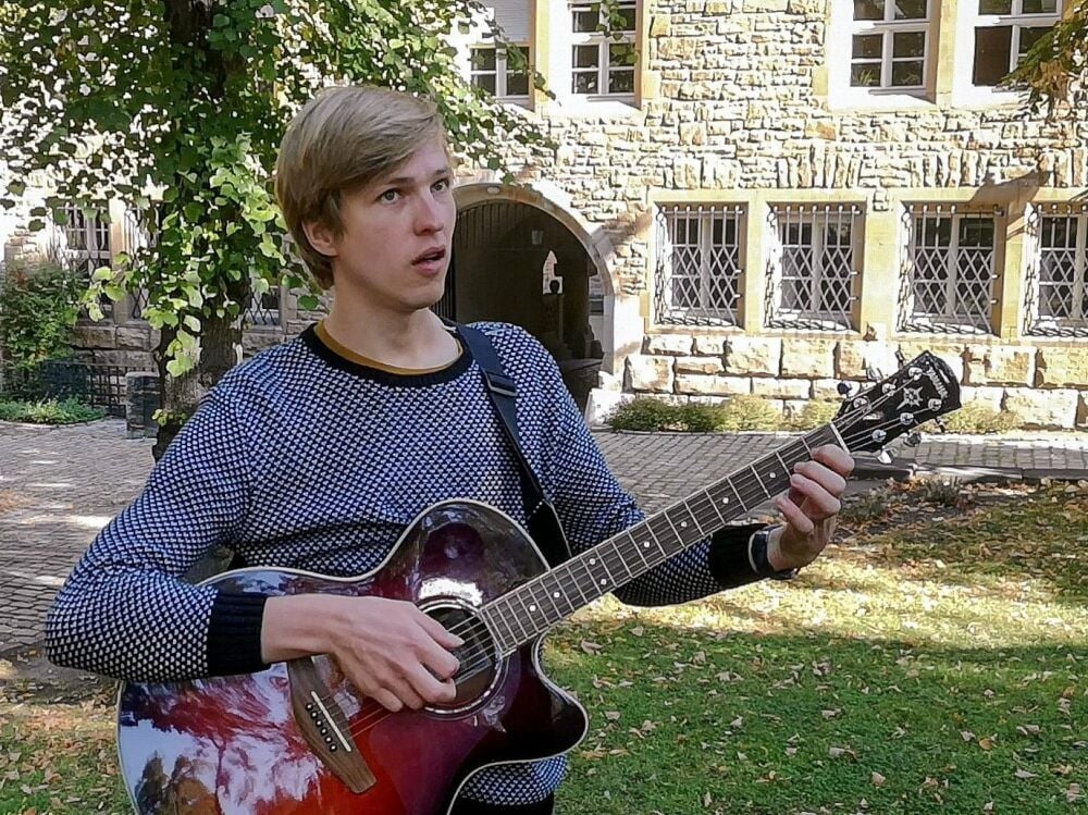 Für die MZ hat Robert Schurig im Rathausgarten die Gitarre ausgepackt und sein Lied für Zeitz gespielt und gesungen.