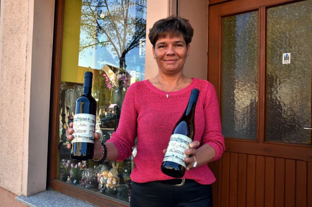 Auch Annett Wirth verkauft in ihrem Uhren- und Schmuckgeschäft den 750-Jahre-Lützen-Wein. Der Rot- und Weißwein kommt aus Rheinland-Pfalz.