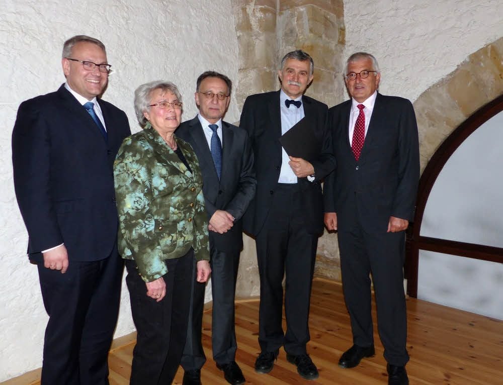 Der Friedrich-Christian-Lesser-Preis wurde auf Initiative von Andreas Lesser ins Leben gerufen (Foto links). Freude über die Ehrung durch die Historische Kommission für Thüringen bei Landrat Götz Ulrich, Rosemarie Säuberlich, Werner Greiling, Dieter Engelhardt, Andreas Lesser (Foto rechts, v.l.).