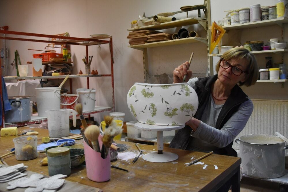 Anne Viecenz ist Keramikerin aus Leidenschaft. Ihre Kunstwerke kann man am Wochenende auf dem Töpfermarkt erwerben.