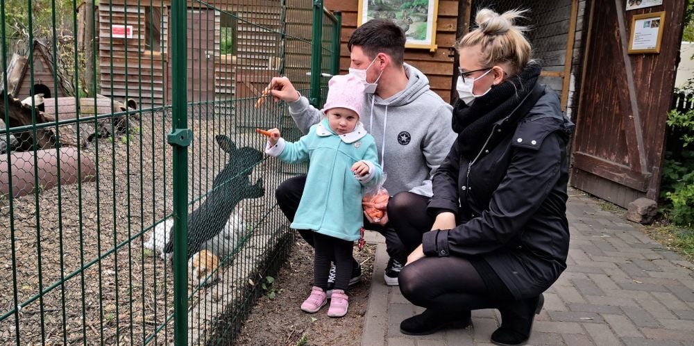 Nora Fischer füttert gemeinsam mit ihren Eltern nach langer Pause die Kaninchen im Tiergehege Bitterfeld.