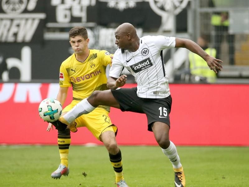 Jetro Willems (r.) nimmt den Ball vor Christian Pulisic (l.) an. Foto: Hasan Bratic