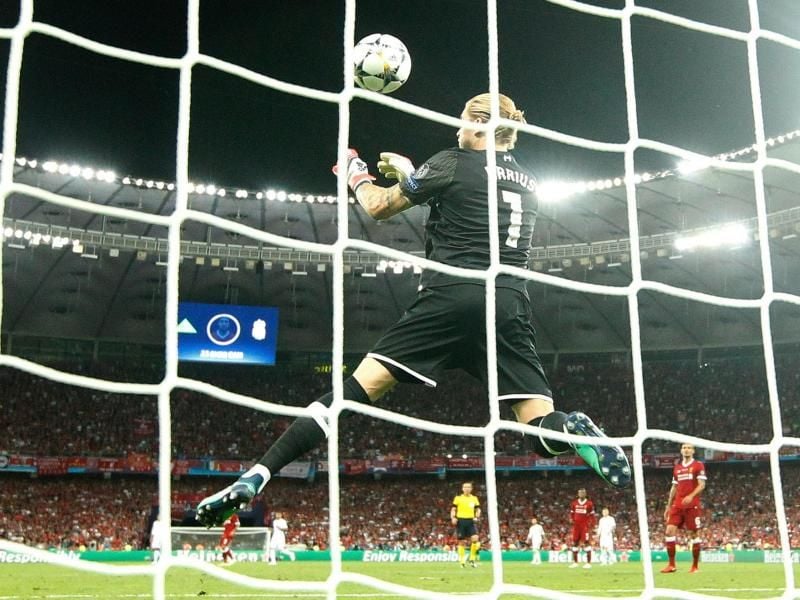 Im Champions-League-Finale gegen Real Madrid kann Liverpools Torwart Loris Karius das Tor zum 3:1 nicht verhindern. Foto: Ina Fassbender