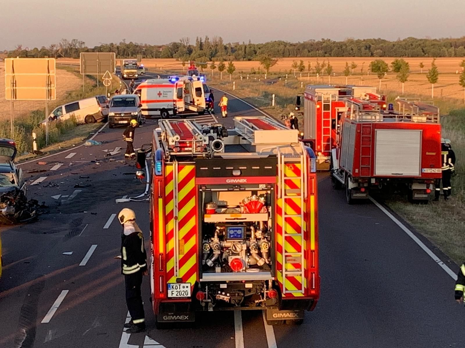 Die Unfallstelle an der B 6n kurz nach Zusamenstoß der Autos. Zahlreiche Rettungskräfte sind vor Ort.