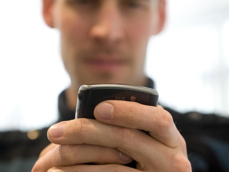 Mit einer dreisten Masche geben sich Betrüger als Inkasso-Unternehmen aus. Per SMS setzen sie Betroffene unter Druck. Erhält man eine solche SMS, sollte man nicht einfach zahlen. Foto: Jens Schierenbeck