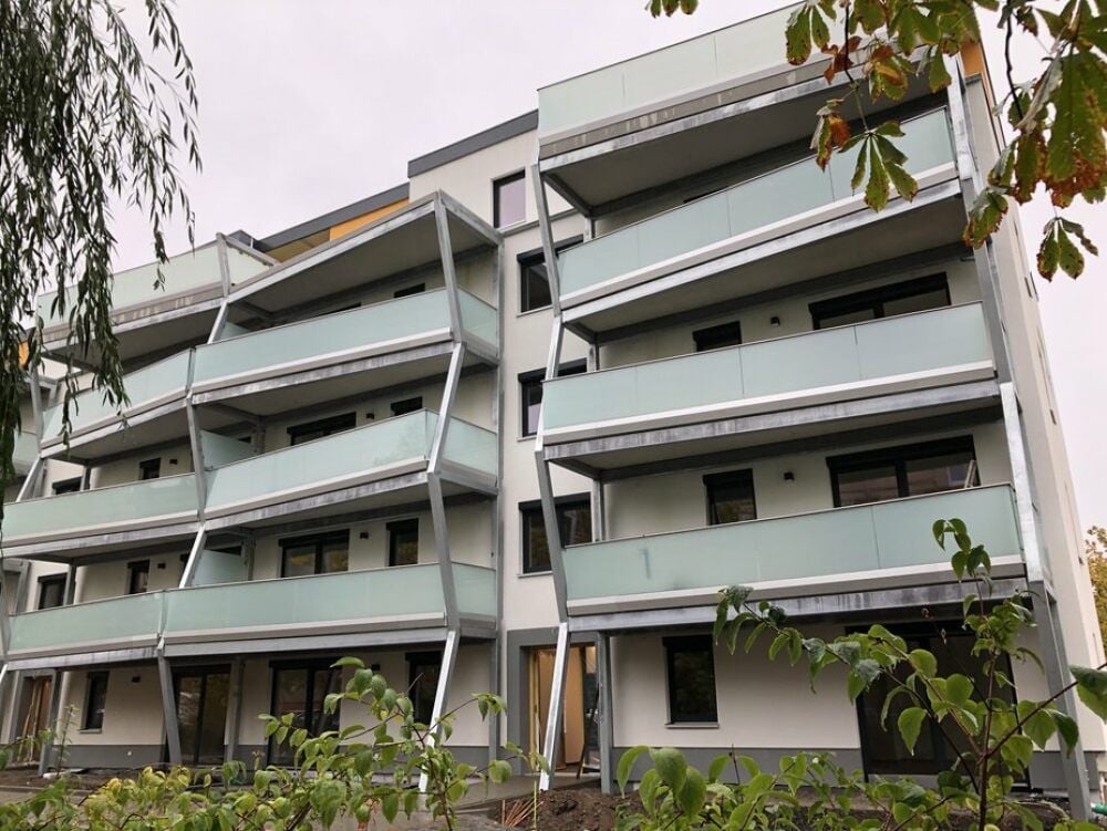 Echt schräg: Bei der Gestaltung der Balkone am Block Willi-Bredel-Ring 23-27 in Thale hat sich der Bauherr von einigen rechten Winkeln verabschiedet. Das Ergebnis ist ein Blickfang.