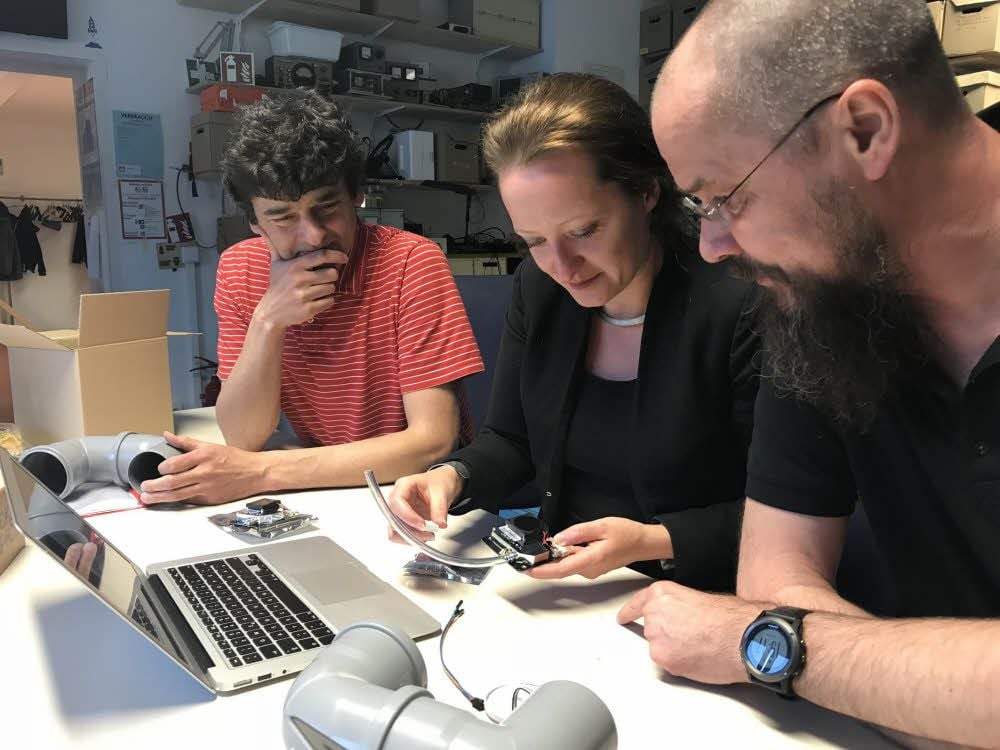 Im Eigenbaukombinat montieren Carsten Burghardt (links), Sabine Griebsch und Mike Elstermann einen Sensor.