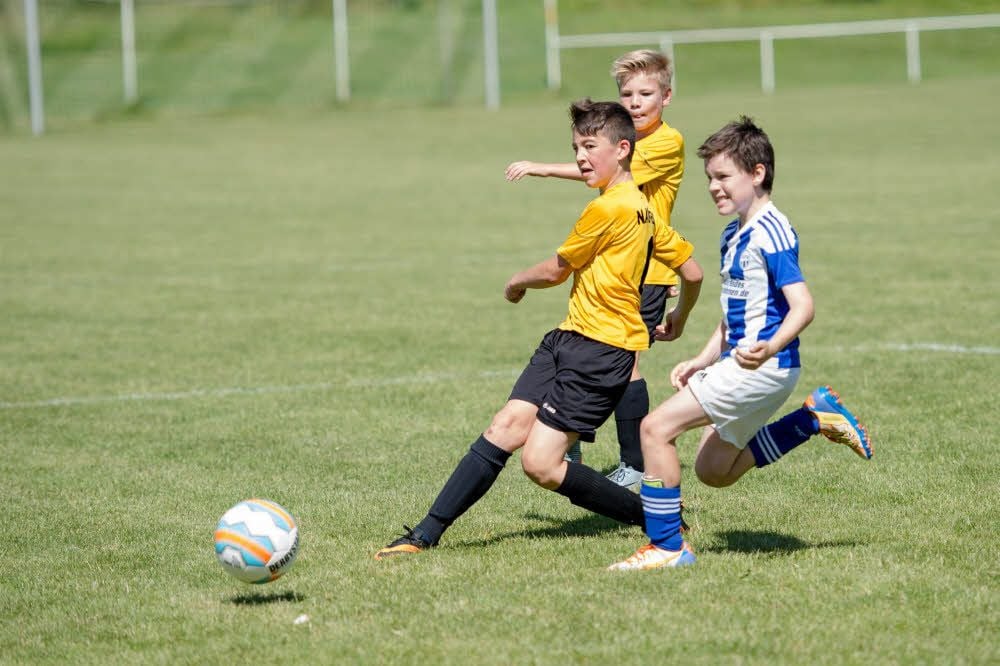 Philipp Zenner (l.) trifft zum 6:0-Endstand für die JSG Naumburg II im Endrundenspiel gegen Freyburg/Bad Kösen. Rechts im Bild: Leon Heinicke.