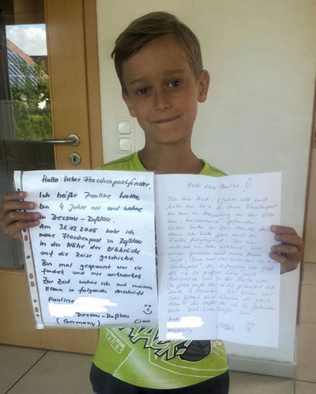 Matti mit der Flaschenpost von Pauline (li.) und der Antwort aus Magdeburg.