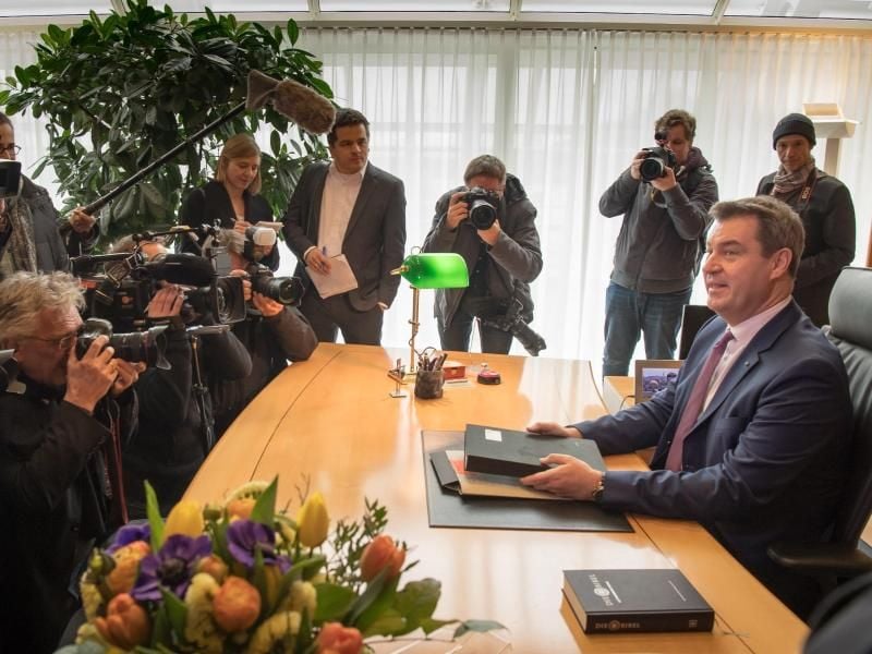 Erster Arbeitstag: Markus Söder (CSU), der neue Ministerpräsident von Bayern, sitzt nach seiner Wahl in der bayerischen Staatskanzlei an seinem neuen Arbeitsplatz. Foto: Peter Kneffel