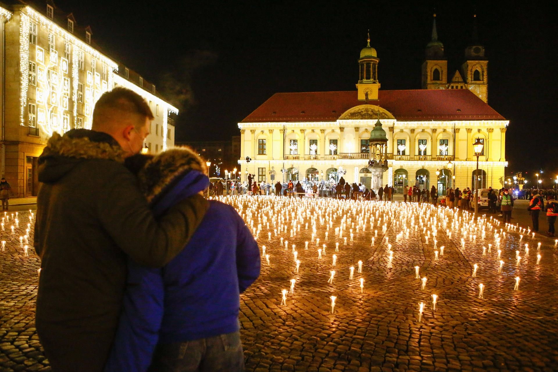 Auf dem Alten Markt wurden symbolisch Kerzen aufgestellt, da keine größere Veranstaltung wie sonst üblich möglich war.