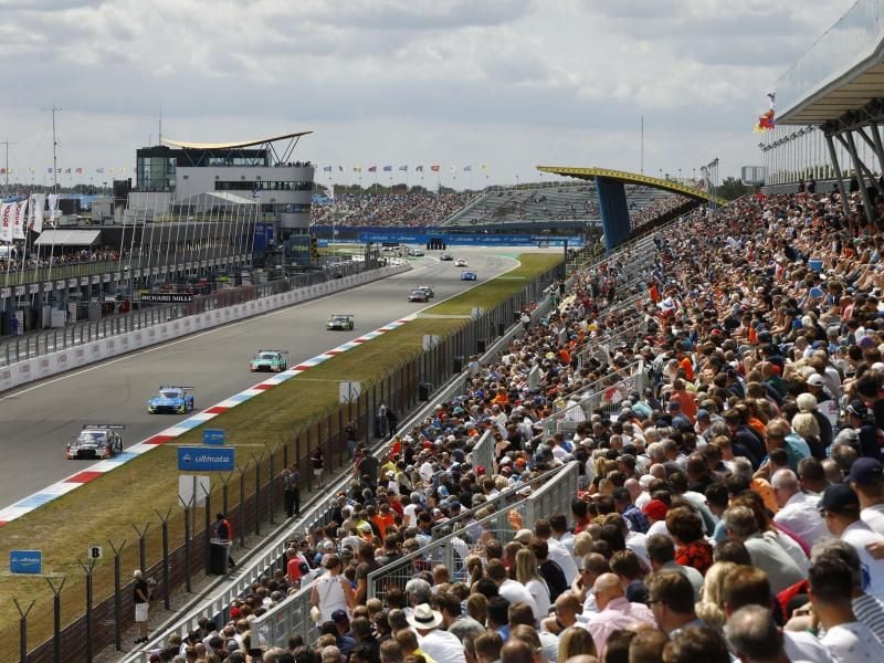Auf der Rennstrecke in den Niederlanden will die DTM wieder Zuschauer zulassen: Assen 2019. Foto: Juergen Tap/Hoch Zwei/ITR/DTM/dpa