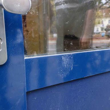 Die Spuren der Fußtritte an der Haustür sind noch sichtbar.