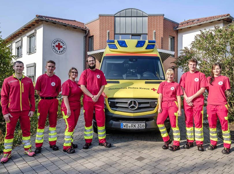 Nicole Florack und Dominik Kallenbach begrüßen fünf neue Auszubildende beim Deutschen Roten Kreuz.