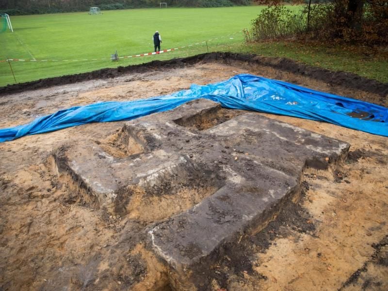 Ein Hakenkreuz aus Beton ist im Hein-Kling Stadion zu sehen. Foto: Christian Charisius