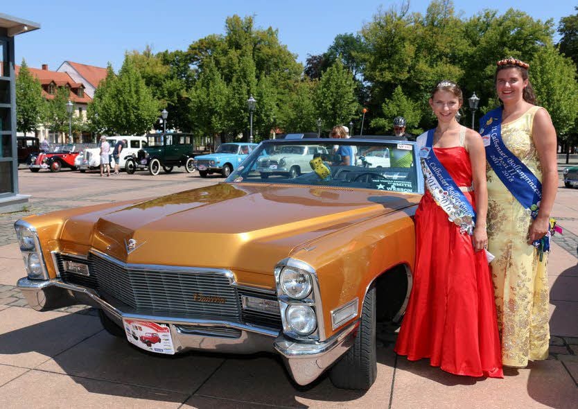 Die 14. Bollenkönigin Clara Wieschke (l.) und die 11. Bollenprinzessin Josephine Würffel fuhren im goldene Cadillac aus dem Baujahr 1968.