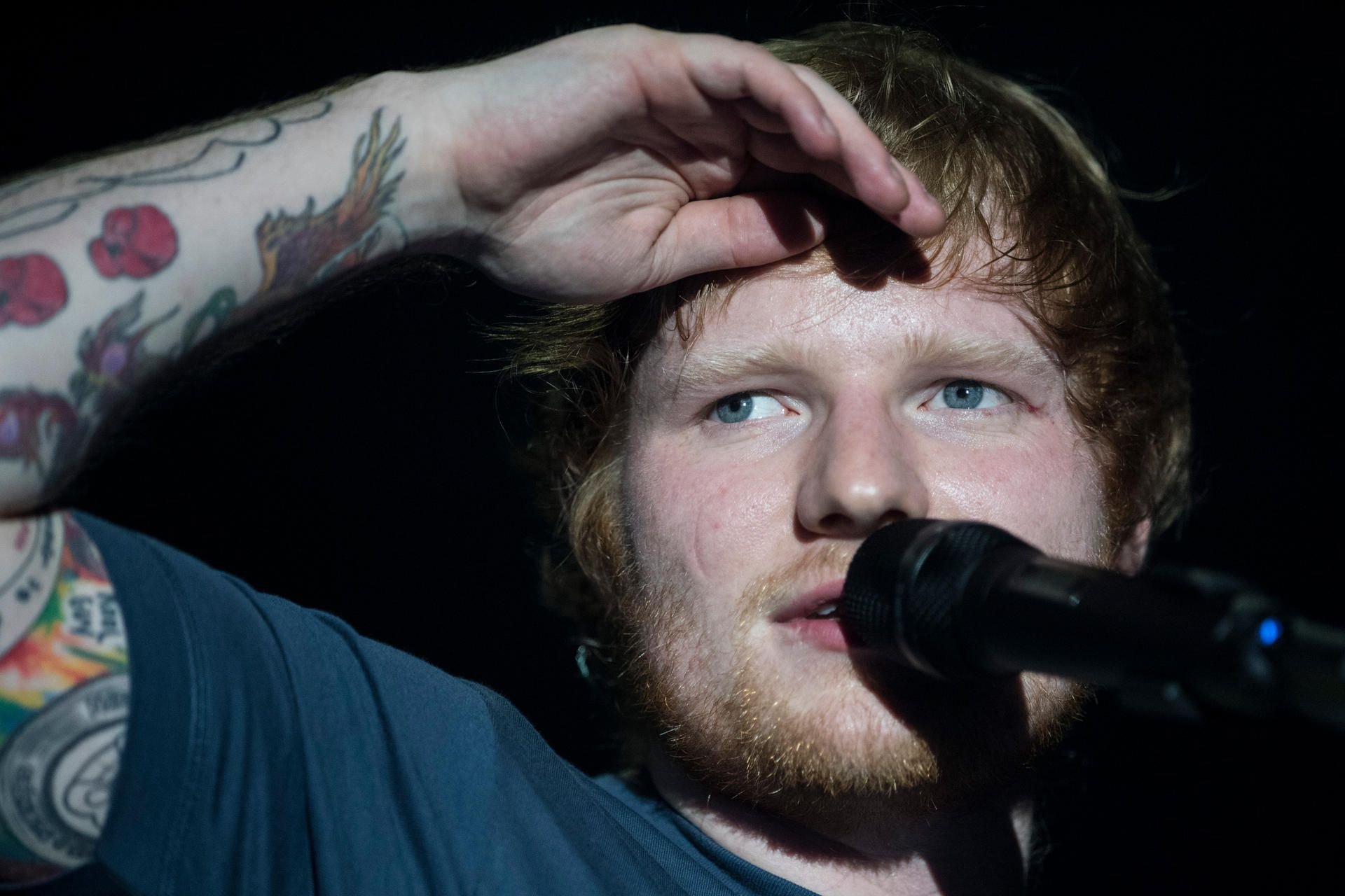 Ed Sheeran ließ ungewollt das Video einer Straßenmusikerin löschen, die seinen Song „Castle on the Hill“ coverte.