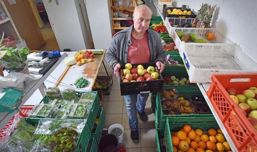 Thomas Brode verschafft sich im Lager einen Überblick über die Vorräte an Obst und Gemüse.