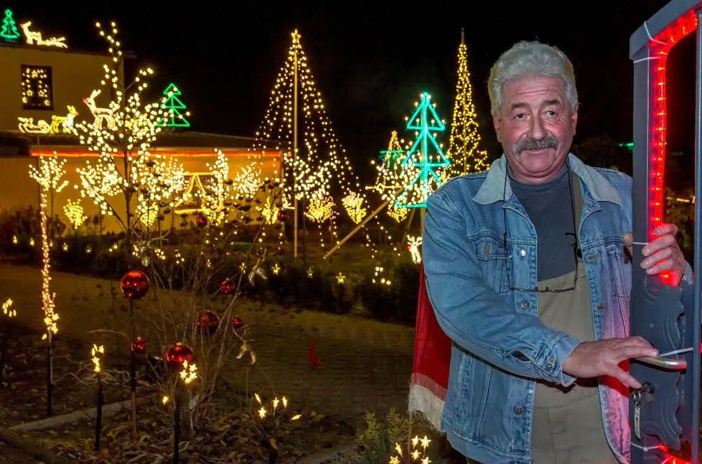 Ingo Ullrichs Grundstück ist in der Adventszeit die Attraktion in Bündorf. Zehntausende Lichter sorgen für ein besinnliches Spektakel.