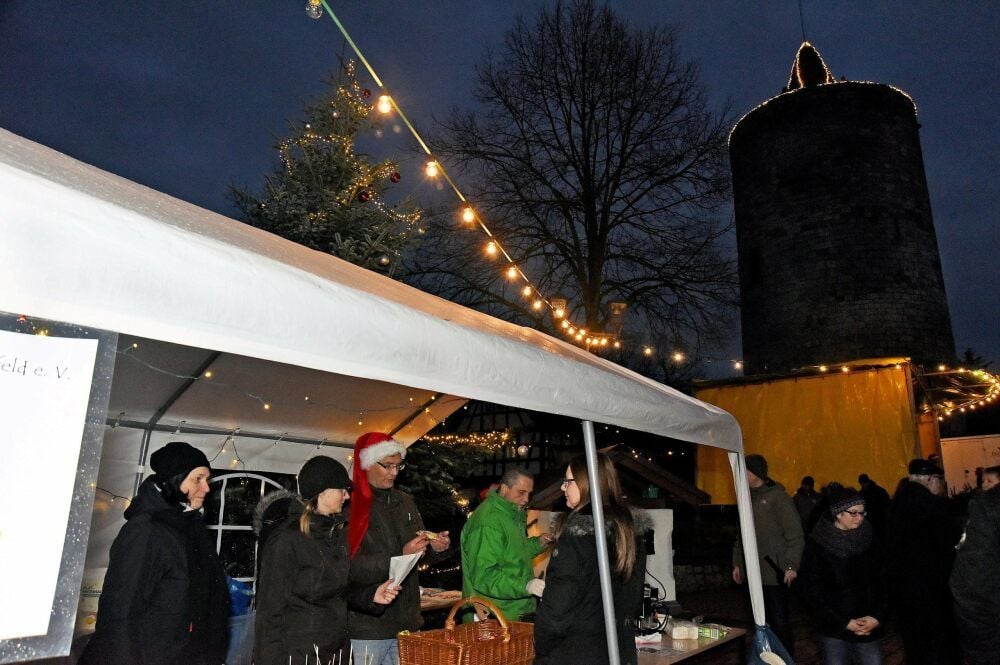 Im vergangenen Jahr fand der Osterfelder Weihnachtsmarkt auf dem Burghof unterhalb des Matzturmes statt. Besonders in der Dunkelheit gab es ein schönes Ambiente. In diesem Jahr ist der Marktplatz Standort des weihnachtlichen Nachmittages.