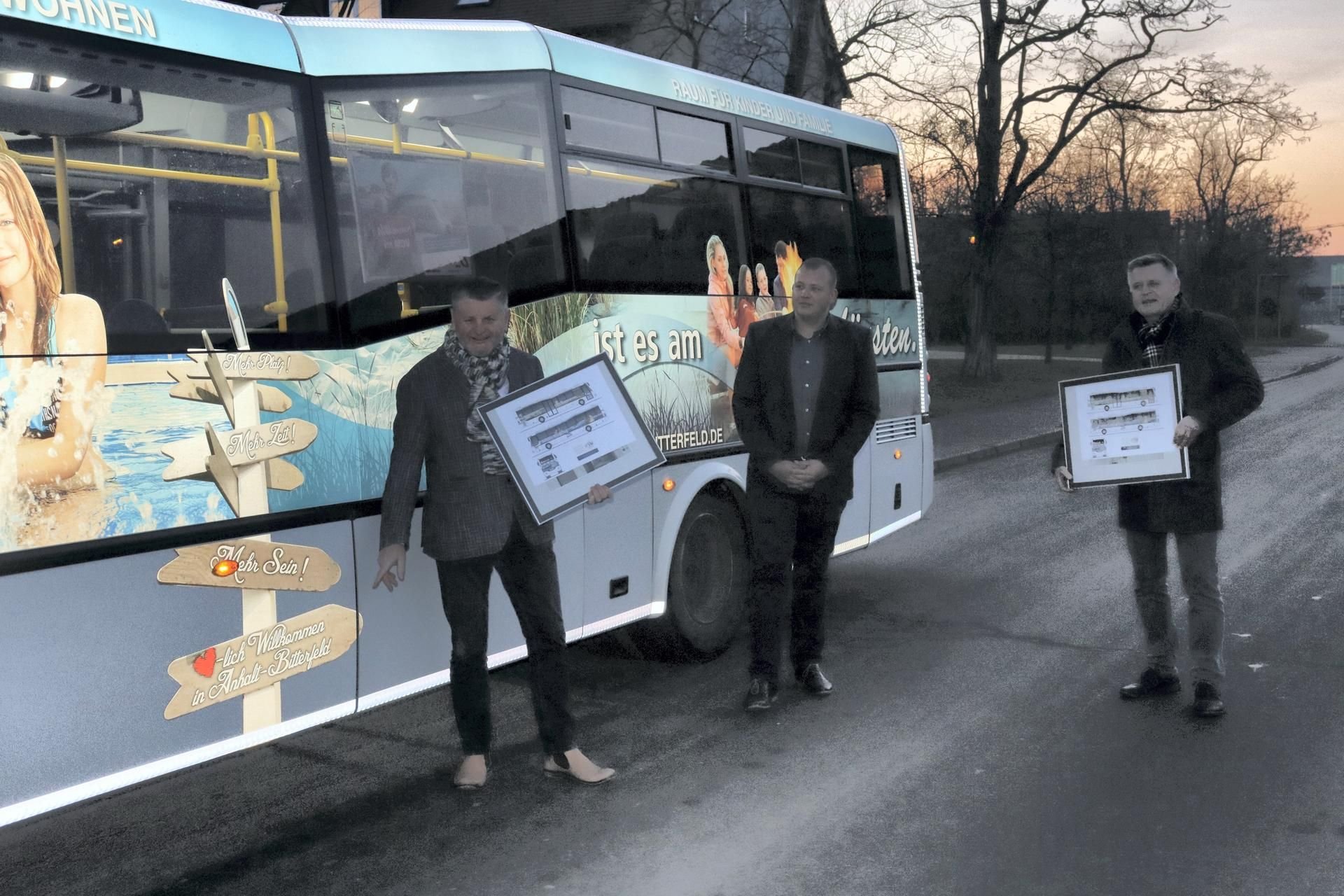 Landrat Uwe Schulze (li.) und Patrick Hoffmann vom Regionalbüro Mitteldeutschland präsentieren den Bus, der für Anhalt-Bitterfeld werben soll.