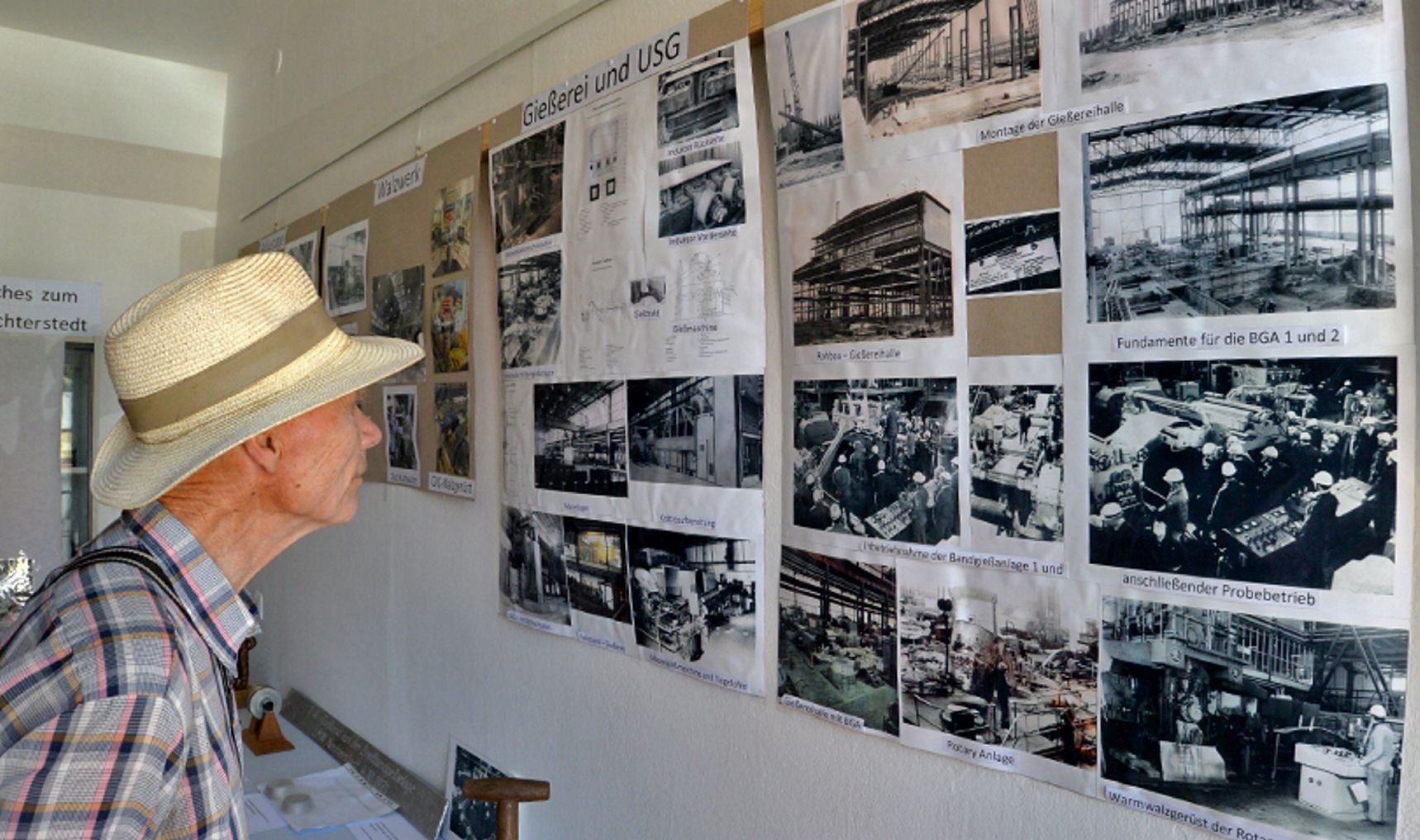 Viele Fotos zeigen in der Ausstellung Szenen vom Bau des Leichtmetallwerkes (LMW) in Nachterstedt.