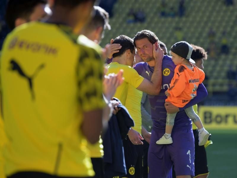 Zum Abschied von Roman Weidenfeller gibt es Blumen und warmen Applaus. Der Rest der Mannschaft wurde ausgepfiffen. Foto: Ina Fassbender