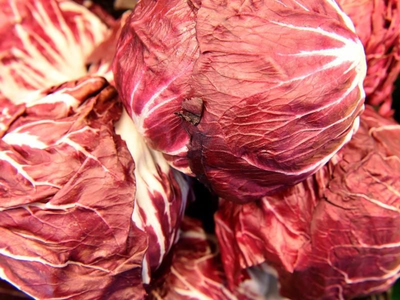 In Italien wird er einfach über Pasta oder Risotto gestreut. Auch im Ofen lässt sich Radicchio ganz leicht zubereiten. Foto: Holger Hollemann/dpa