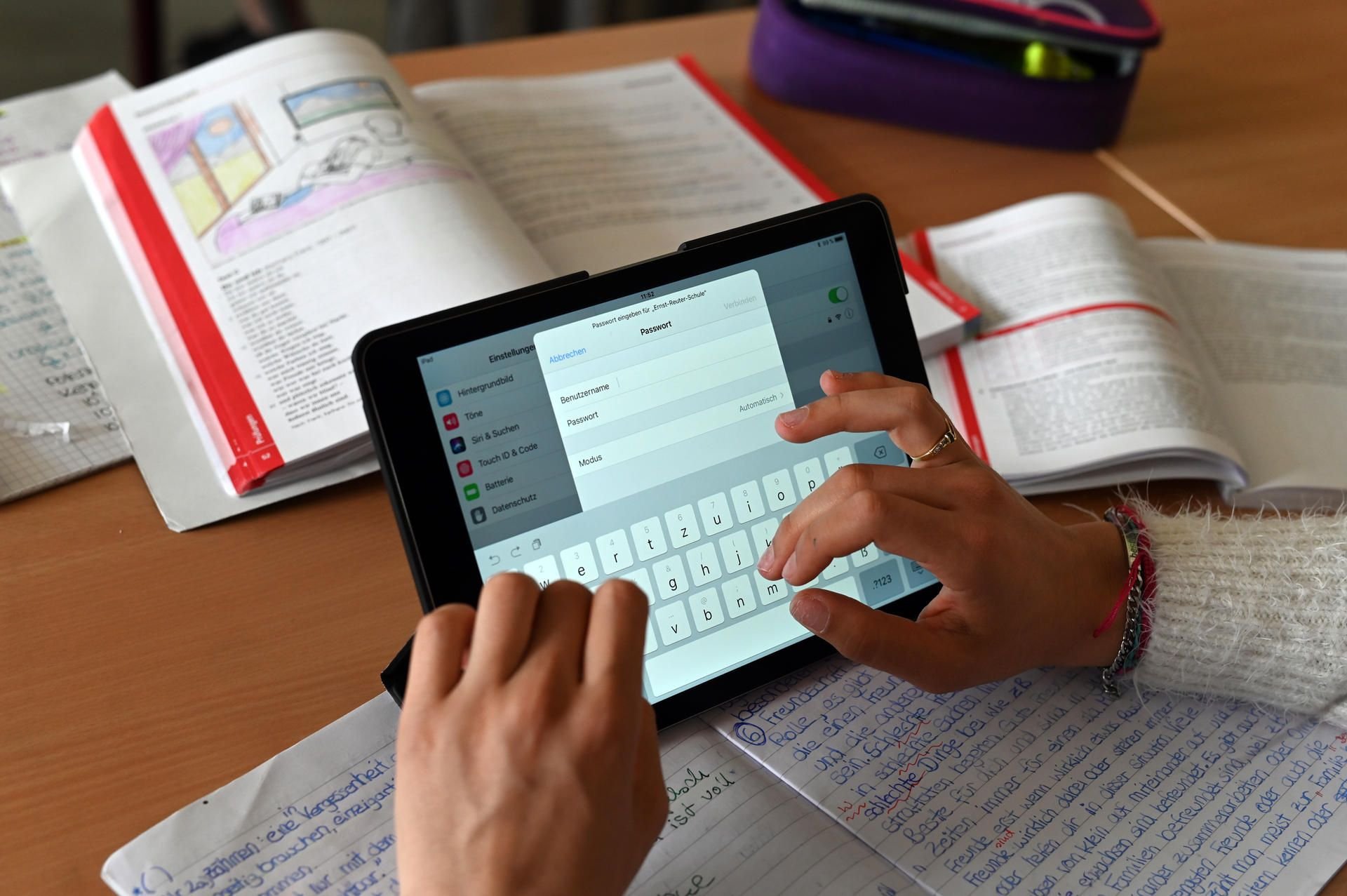 Realschüler einer zehnten Klasse arbeiten in einer Unterrichtsstunde mit Tablets.