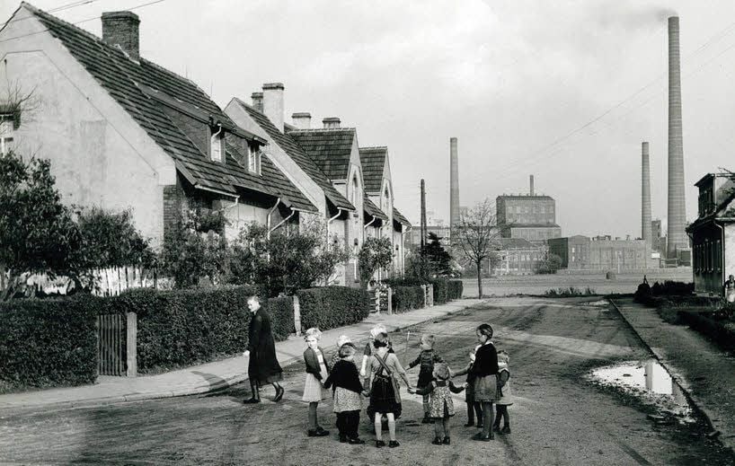 Das Bild stammt aus dem Dezember 1929 und zeigt spielende Kinder vor der Kulisse der Sodafabrik.