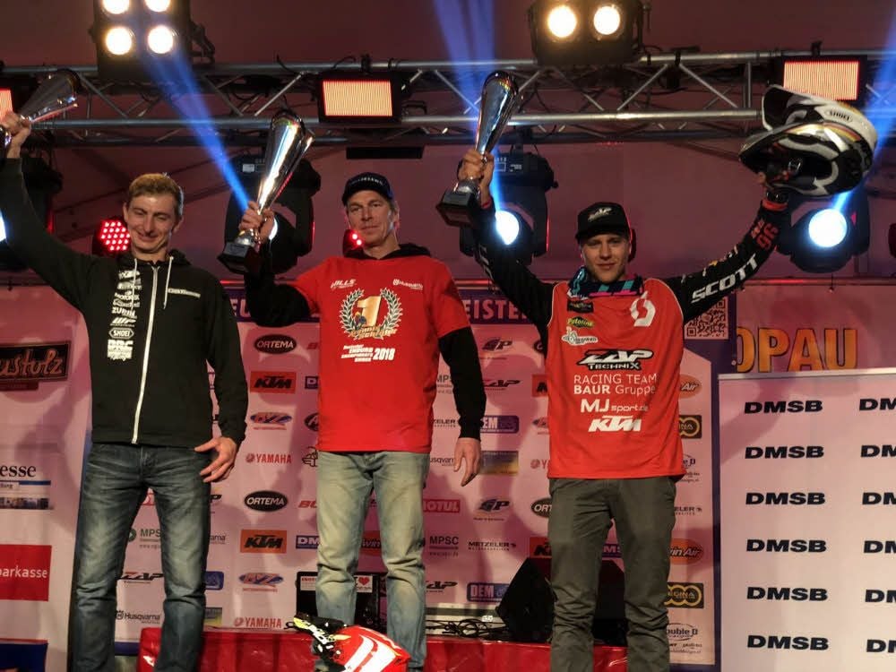 Freude über Rang drei: Tim Apolle (r.) mit dem Deutschen Enduro-Meister Dennis Schröter (Mitte) und dem zweitplatzierten Björn Feld.