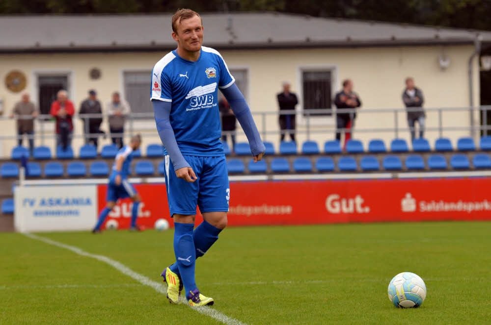 Trügerisches Lächeln. Der Ball ist Christopher Kullmann derzeit nicht gut gesonnen, der Stürmer des TV Askania Bernburg hat in der Oberliga noch kein Tor erzielt.